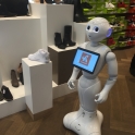 Roboter begrüßt Kunden im Geschäft